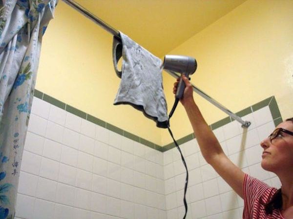 faire sécher un vêtement rapidement avec un sèche cheveux