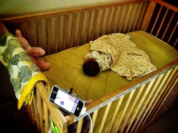 un vieux smartphone pour surveiller bébé