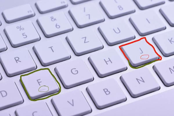 Les traits en relief servent de repère pour taper avec les 10 doigts.