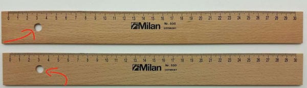 Les trous dans les règles servent à les accrocher.