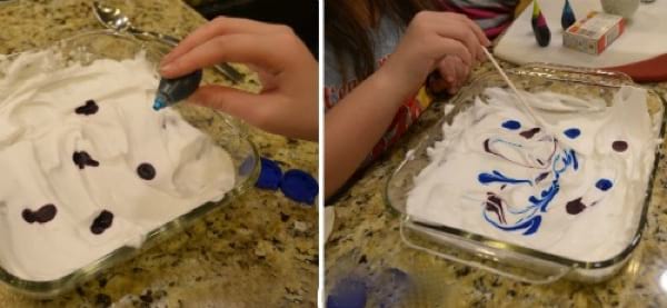 les gouttes de colorants sont dispersées dans la mousse puis mélanger avec un bâtonnet