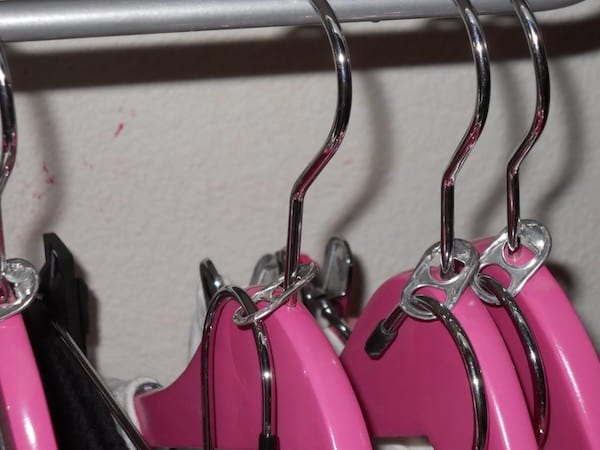 Un cintre avec une languette de canette pour mettre plus d'affaires dessus