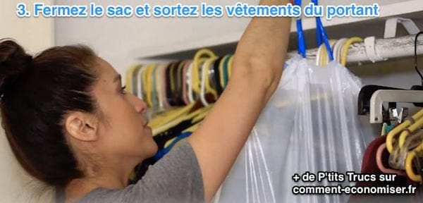 Mettre les vêtements dans un sac et le fermer pour les déménager