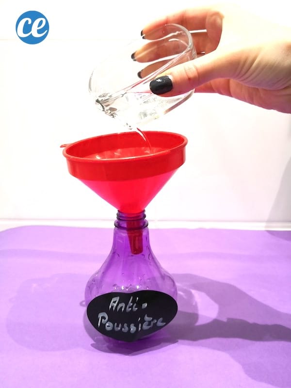 verser l'eau dans le flacon pulvérisateur