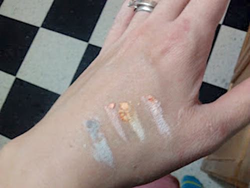 Différents teints de blush faits maison sur une main.