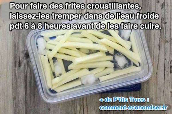 des frites crues qui trempent dans une barquette avec des glaçons pour qu'elles soient bien croustillantes