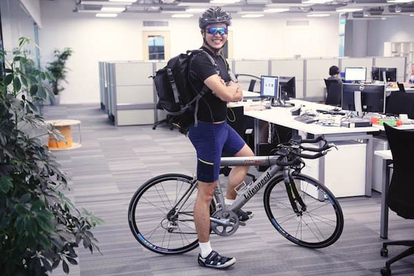 Homme qui arrive au travail en vélo