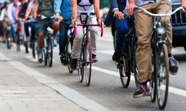 Gens qui vont au travail en vélo