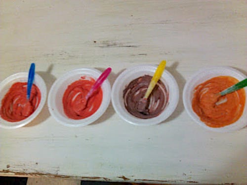 Des bols avec différentes couleurs de blush faits maison.