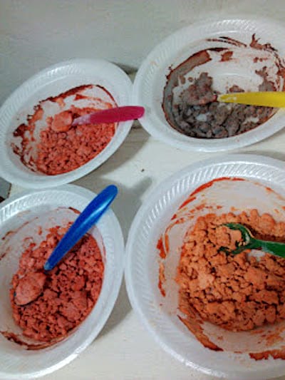 Des bols avec différentes couleurs de blush faits maison après 8 h de séchage.