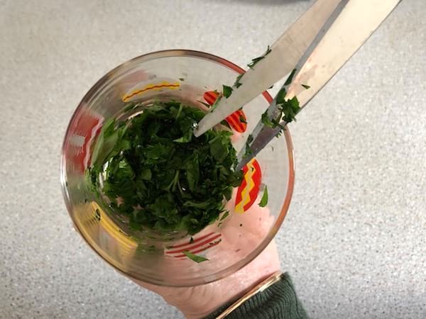 Herbes coupées dans le verre avec un ciseau