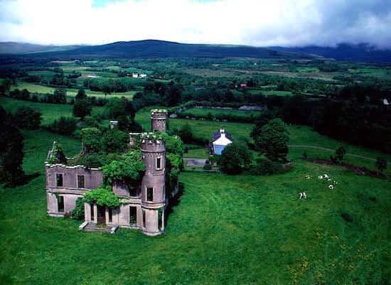 manoir abandonné en irlande nature reprend ses droits