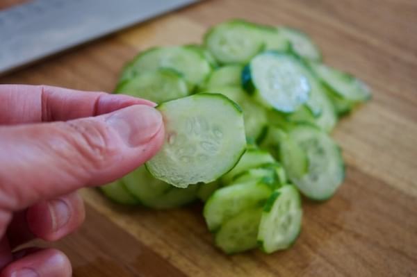 Utilisez des rondelles de concombres contre la cellulite