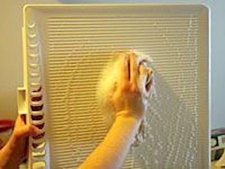 étagères de frigo avec du liquide vaisselle