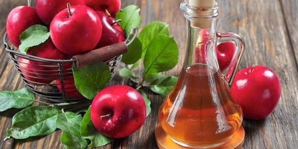 Une bouteille de vinaigre de cidre qui permet de lutter contre les marques de la cellulite