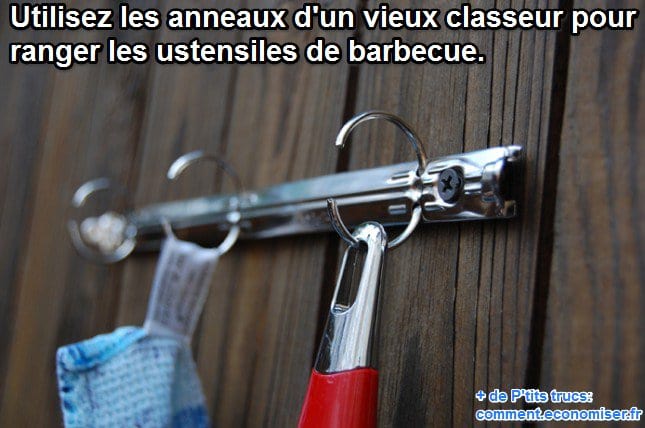 un vieux classeur est utilisé pour ranger les ustensiles du barbecue