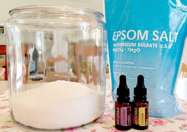 un assouplissant fait maison avec du sel d'epsom et des huiles essentielles
