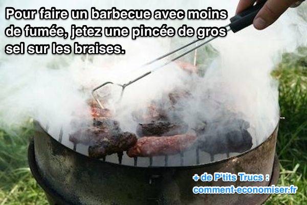 Pour faire moins de fumée, dispersez du gros sel sur les braises du barbecue