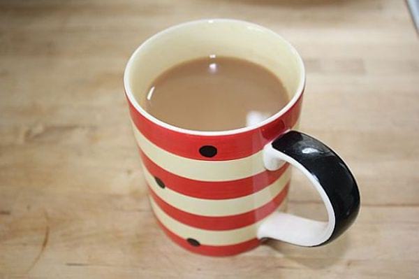 boire une boisson chaude au petit déjeuner