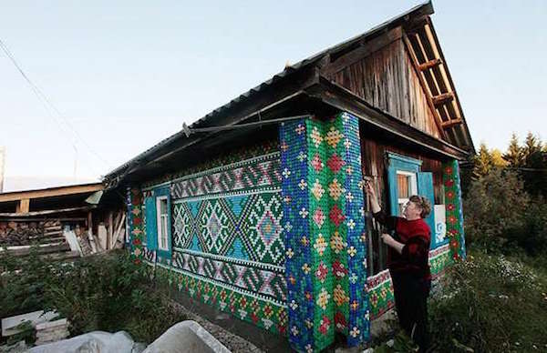 Bouchons de bouteilles recyclés pour cabane de jardin