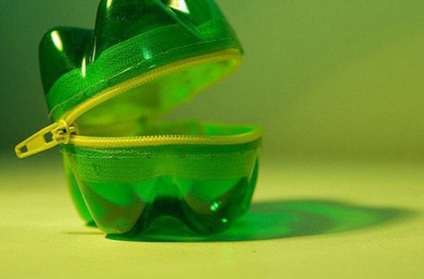 des bouteilles en plastique recyclées pour faire une tirelire