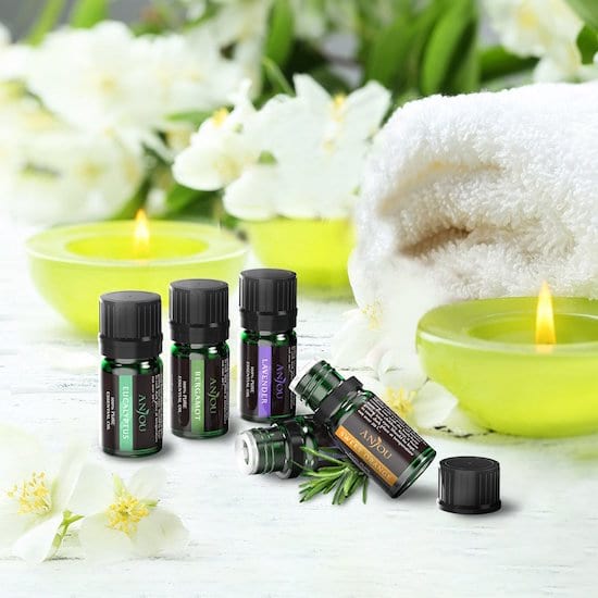 un coffret de 12 huiles essentielles de 5 ml chacune