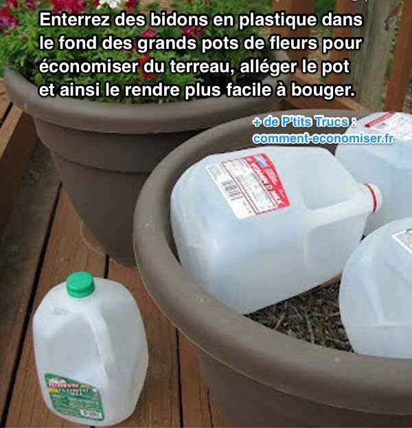 des bidons en plastique sont placés au fond des pots pour moins utiliser de terreau