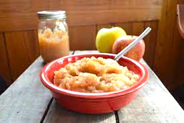 De la compote de pommes dans un bol sur une table.