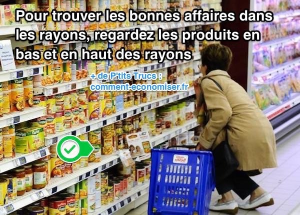 une femme fait ses courses et choisit des produits frais en haut des rayons