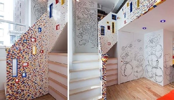 une rampe d'escalier décorée avec des Lego