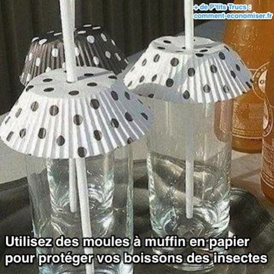 Utilisez des moules à muffin en papier pour protéger vos boissons des insectes