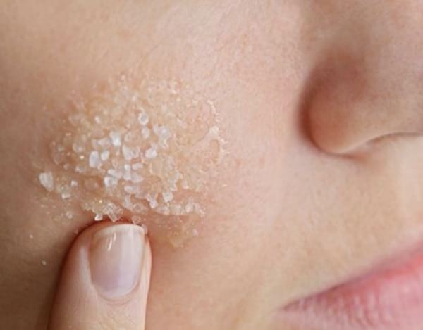 le sel d'Epsom mélangé à une crème est un exfoliant naturel doux
