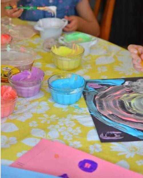 sur du papier noir, la peinture mousse est extra