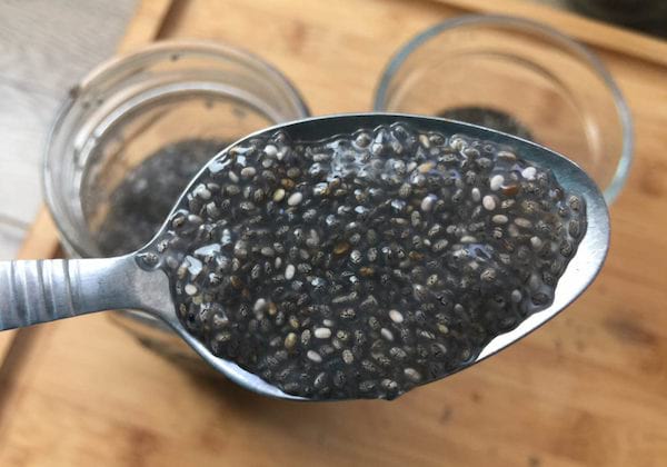 Des graines de chia dans une cuillère.
