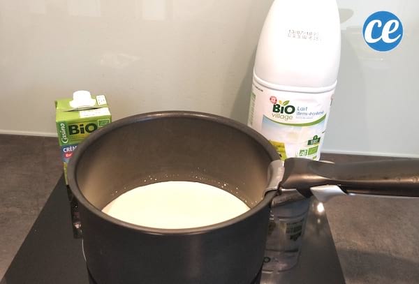 Milch und Sahne im Topf erhitzen