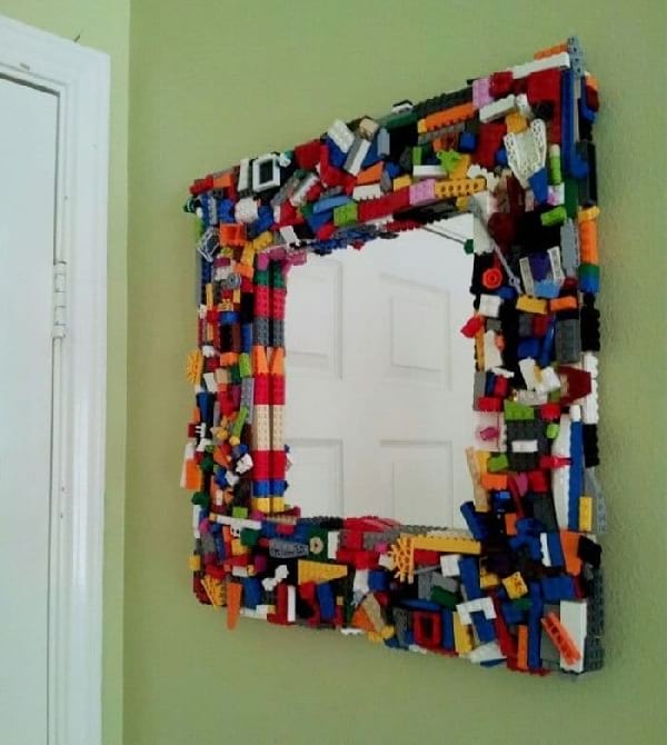 un cadre en Lego recyclés pour un miroir