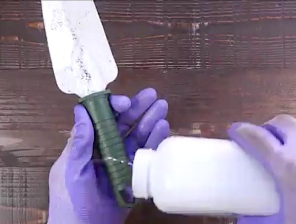Mettre du talc sur les outils de jardin pour éviter les ampoules