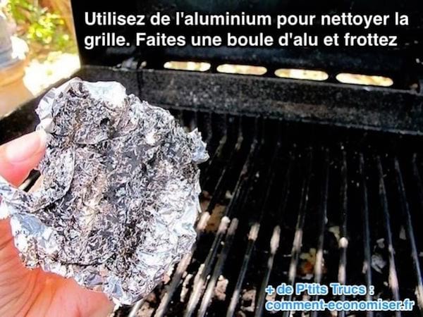 une boule de papier d'alu sert à nettoyer la grille du barbecue