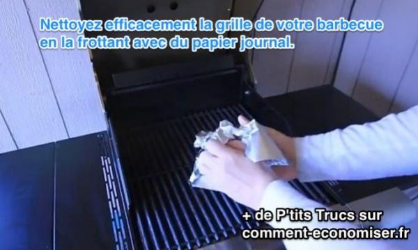 Nettoyez la grille du barbecue avec du papier journal