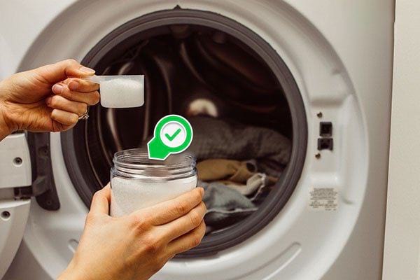 Nettoyer la machine à laver en faisant tourner un cycle avec du sel d'Epsom