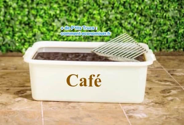 une grille de barbecue trempe dans un récipient rempli d'eau et de marc de café