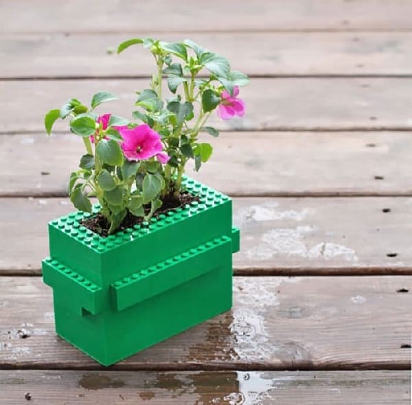 un pot de fleurs coloré fait avec des Lego