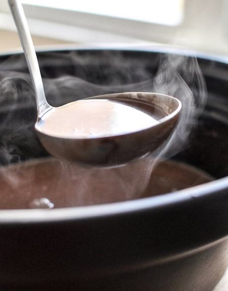 Préparez une grosse quantité de chocolat chaud dans une mijoteuse