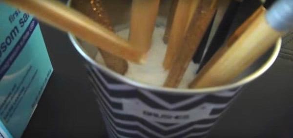 des pinceaux de maquillage rangés dans un verre avec du sel d'Epsom