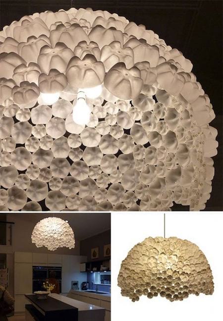 Bouteilles en plastique recyclées en chandelier