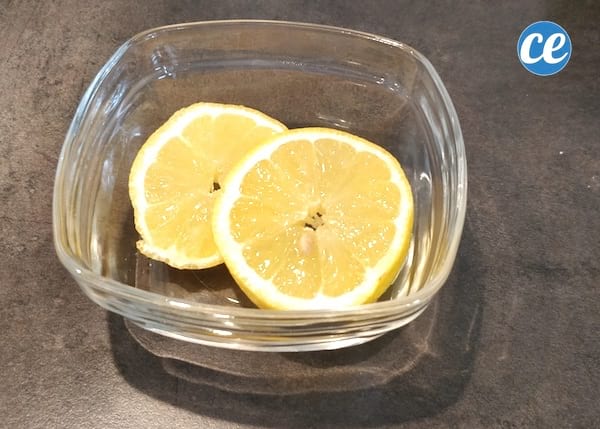 Zitronenscheiben in einer Glasschüssel
