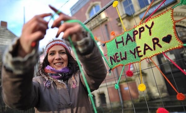 une femme heureuse tricote dans la rue
