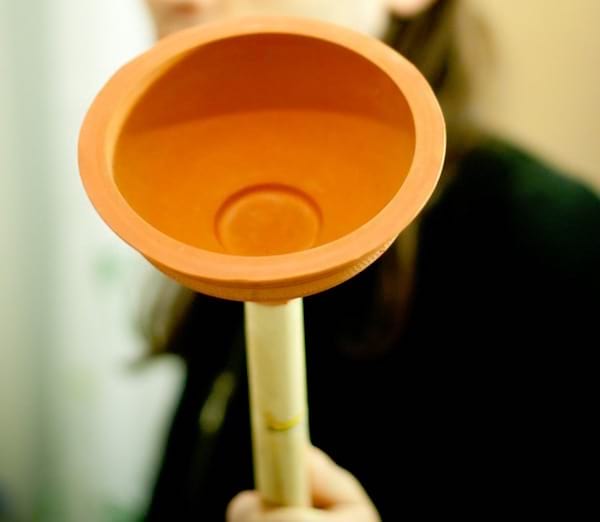 une ventouse pour déboucher les toilettes