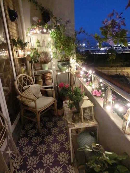 une guirlande est installée sur un balcon le long de la rembarde