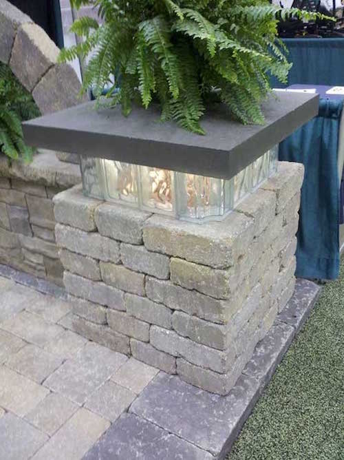 un éclairage en verre intégré dans un muret